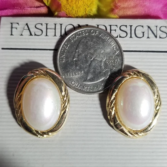 Relisted -Vintage pearly earrings on original card gold tone pierced iridescent - Picture 10 of 12